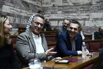 Στήριξη Τσίπρα σε Κασσελάκη - Παρών στην πρώτη ομιλία του προέδρου του ΣΥΡΙΖΑ στην ΚΟ μετά τη διάσπαση