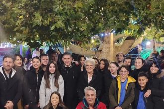 Το χορευτικό του συλλόγου "Πείρος" στο άναμα του χριστουγεννιάτικου δένδρου στον Αλισσό