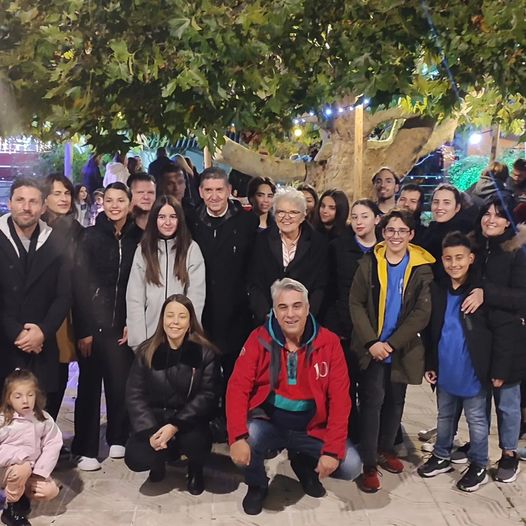 Το χορευτικό του συλλόγου "Πείρος" στο άναμα του χριστουγεννιάτικου δένδρου στον Αλισσό