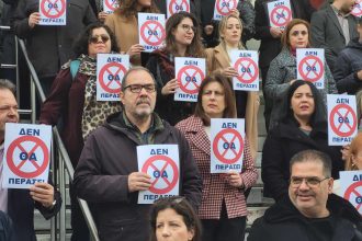 Ο Μαρίνος Σκανδάμης στη διαμαρτυρία των πατρινών δικηγόρων