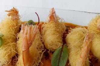 Γαρίδες κανταΐφι με σάλτσα σαγανάκι