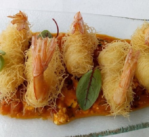 Γαρίδες κανταΐφι με σάλτσα σαγανάκι