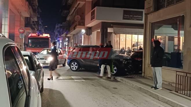 Δυτ. Ελλάδα: Δύο ΙΧ συγκρούστηκαν και έπεσαν πάνω σε άλλο σταθμευμένο - Ένας τραυματίας (ΦΩΤΟ)