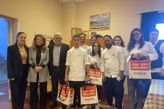 Γιορτινά γλυκίσματα για τα παιδιά του Σκαγιοπουλείου