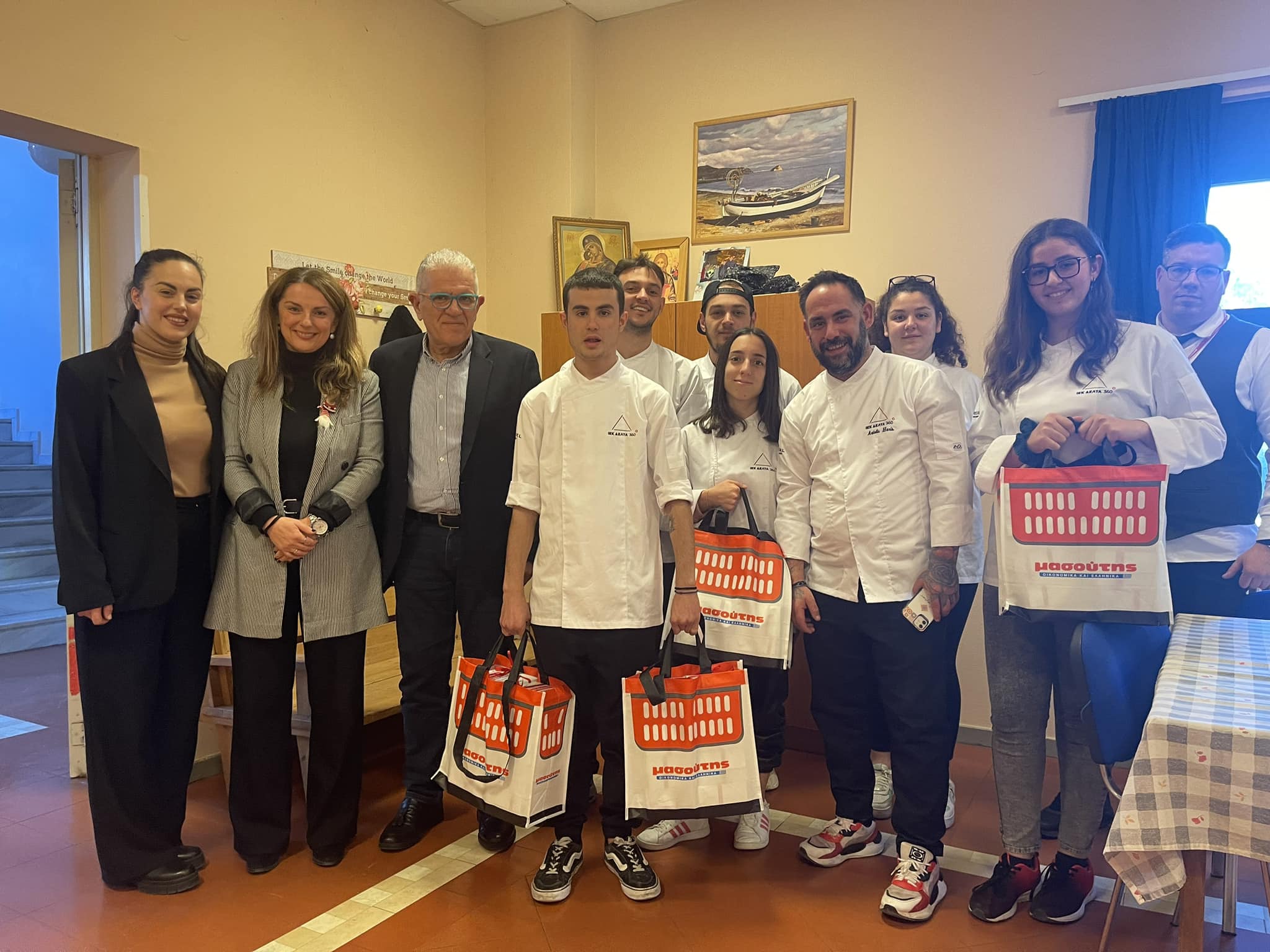 Γιορτινά γλυκίσματα για τα παιδιά του Σκαγιοπουλείου