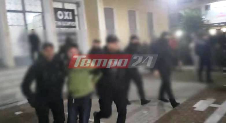 Μεσολόγγι: Προφυλακίστηκε ο κρεοπώλης - Τον έβαλαν τρέχοντας στην κλούβα για να μην του επιτεθεί ο κόσμος (ΦΩΤΟ - ΒΙΝΤΕΟ)