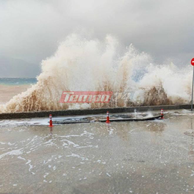 Πάτρα: Η κακοκαιρία δείχνει τα... δόντια της! Απροσπέλαστη η παραλιακή σε Ρίο και Αραχωβίτικα, εξαφανίστηκε ο δρόμος που οδηγεί στην Πλαζ (ΒΙΝΤΕΟ - ΦΩΤΟ)