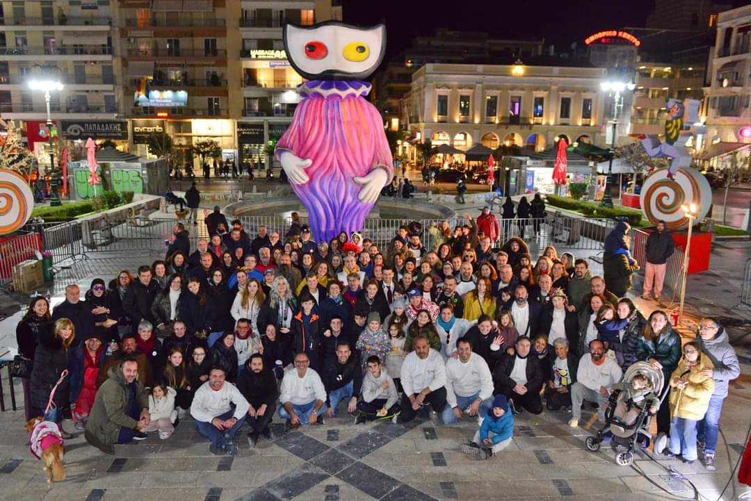 Καρναβαλική Ακαδημία Πατρών: Το είπαν και το έκαναν - Έτοιμος ο μπάστακας στην πλ. Γεωργίου ΦΩΤΟ