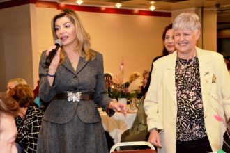 Η Βίβιαν Σαμούρη στην εκδήλωση κοπής της Πρωτοχρονιάτικης πίτας του Συλλόγου Γυναικών με καρκίνο του μαστού «Άλμα Ζωής» νομού Αχαΐας