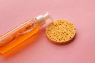 Έλαια για τον καθαρισμό της επιδερμίδας: Ποια είναι τα οφέλη