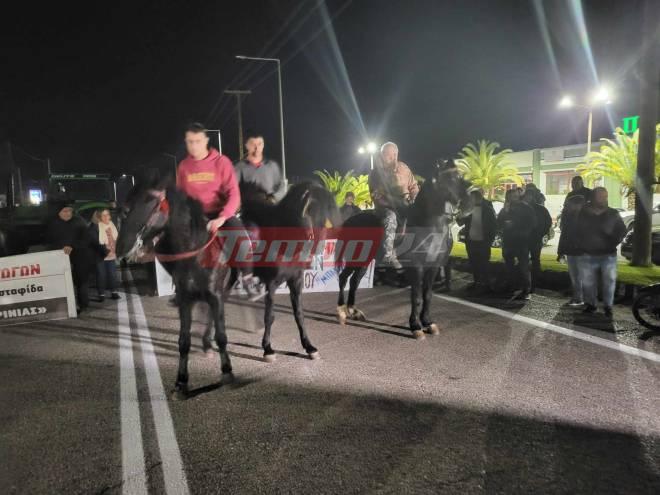 Μπλόκο με... άλογα από τους αγρότες της Αιγιάλειας! (ΒΙΝΤΕΟ - ΦΩΤΟ)