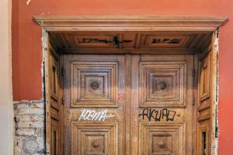 Πάτρα - ΣΟΚ: Αυτή είναι η πόρτα του Θεάτρου "Απόλλων"...