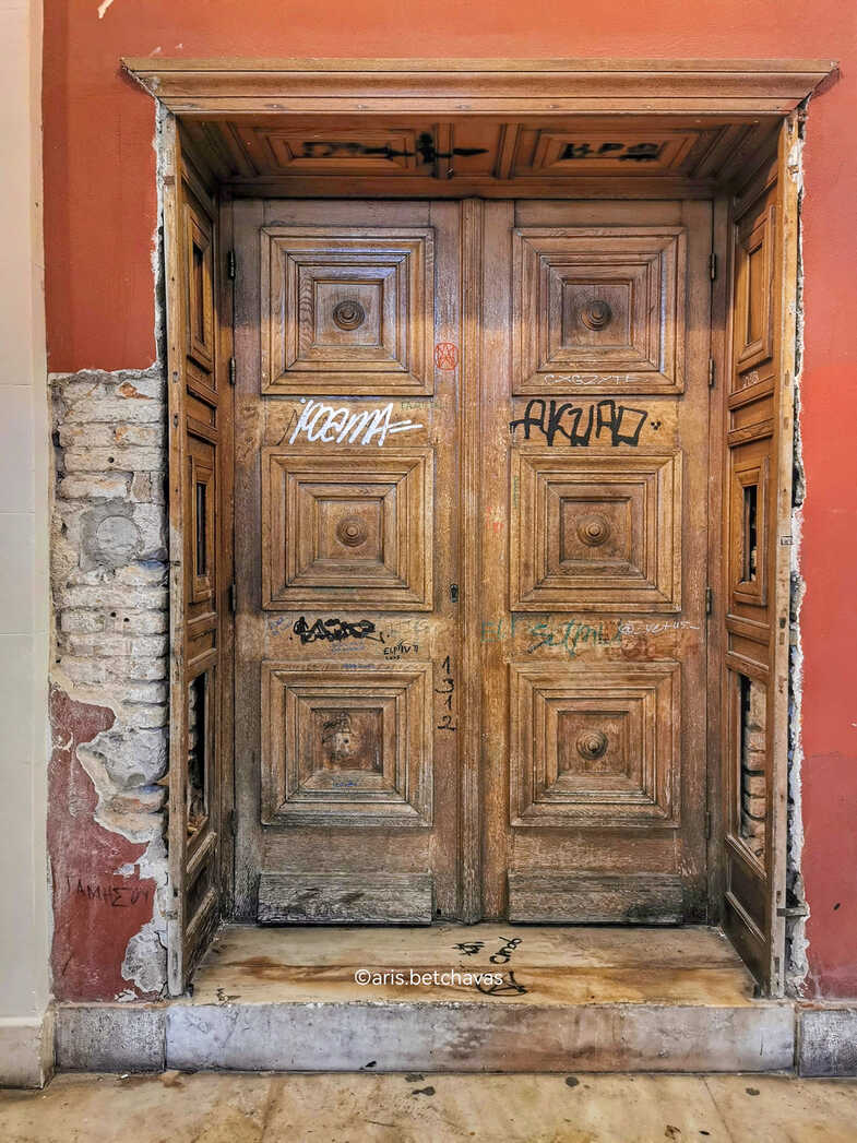 Πάτρα - ΣΟΚ: Αυτή είναι η πόρτα του Θεάτρου "Απόλλων"...