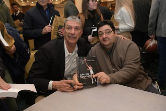 Ο Αντώνης Χαροκόπος στην παρουσίαση του βιβλίου για τη ζωή του «Νουρέγιεφ», Κώστα Πετρόπουλου