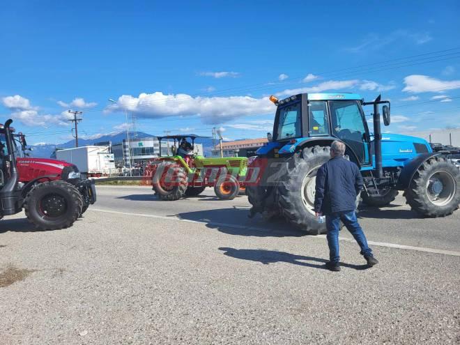 Δυτ. Ελλάδα: Παραμένουν στα μπλόκα οι αγρότες - Κλείνουν δρόμους σε Αγρίνιο και Αίγιο - Σκέψεις για "κλείσιμο" Ιόνιας οδού
