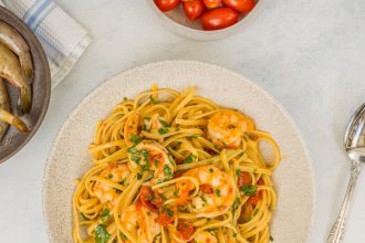 Γαριδομακαρονάδα με σκορδοβούτυρο