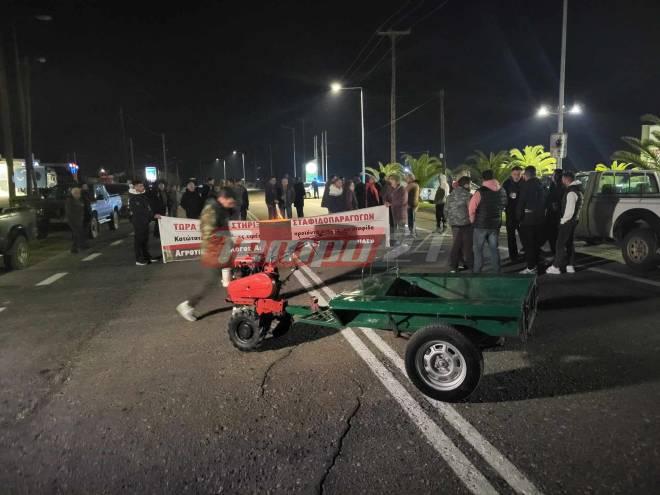 Αχαΐα: Έκλεισαν την παλαιά εθνική οδό οι αγρότες της Αιγιάλειας - ΦΩΤΟ