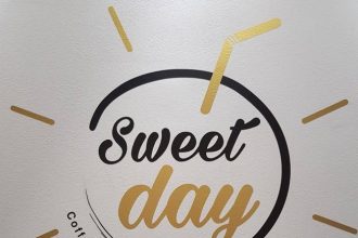 Το "Sweet day" μας εύχεται καλές γιορτές και μας περιμένει τα Χριστούγεννα για ζεστούς λαχταριστούς λουκουμάδες! BINTEO