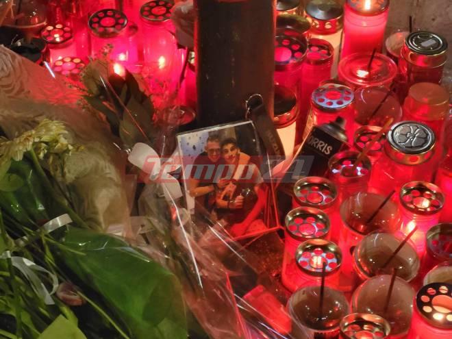 Πάτρα: Θρήνος στο τελευταίο "αντίο" των δύο αδικοχαμένων φίλων - Στο σημείο του θανατηφόρου αφήνουν λουλούδια και κεριά στη μνήμη του Γιάννη και του Γιώργου - Σοκ από το βίντεο του τροχαίου - ΦΩΤΟ