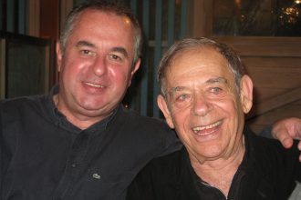 Ο δημοσιογράφος Ηλίας Γεωργάκης αποχαιρετά το νονό του Ηλία Λογοθέτη