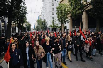 Η Σία Αναγνωστοπούλου με Χαρίτση- Σακελλαρίδη στην πορεία για τα Τέμπη