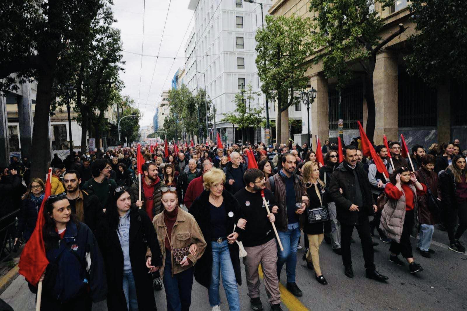 Η Σία Αναγνωστοπούλου με Χαρίτση- Σακελλαρίδη στην πορεία για τα Τέμπη