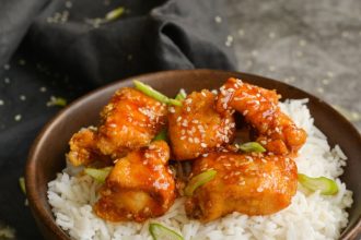 Λαχταριστό γλυκόξινο κοτόπουλο με ρύζι