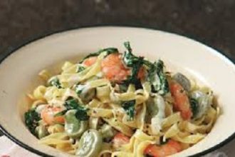 Ταλιατέλες με γαρίδες, κουκιά και ρόκα