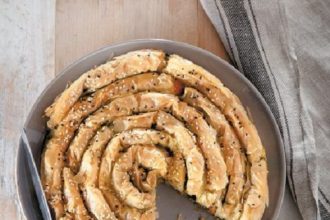 Χωριάτικη πίτα με κολοκύθα, λουκάνικο και κάρυ