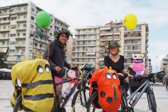 Γάλλοι ποδηλάτες στην Πάτρα "ντύθηκαν" καρναβαλικά!