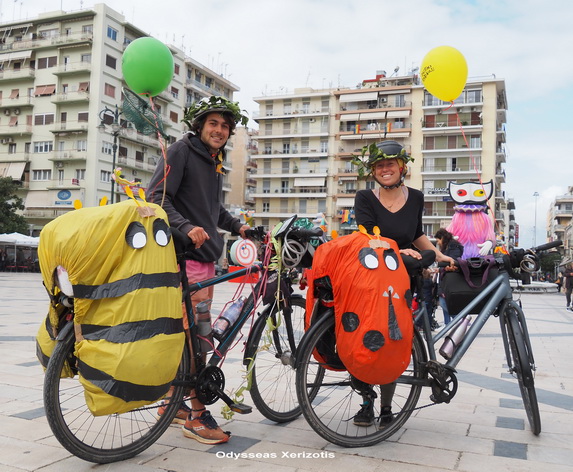 Γάλλοι ποδηλάτες στην Πάτρα "ντύθηκαν" καρναβαλικά!