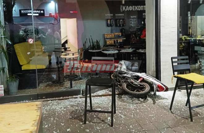 Απίστευτο τροχαίο στην Πάτρα: Έπεσε με το μηχανάκι στη τζαμαρία του καταστήματος που εργάζεται! Μεταφέρθηκε στο νοσοκομείο (ΦΩΤΟ)