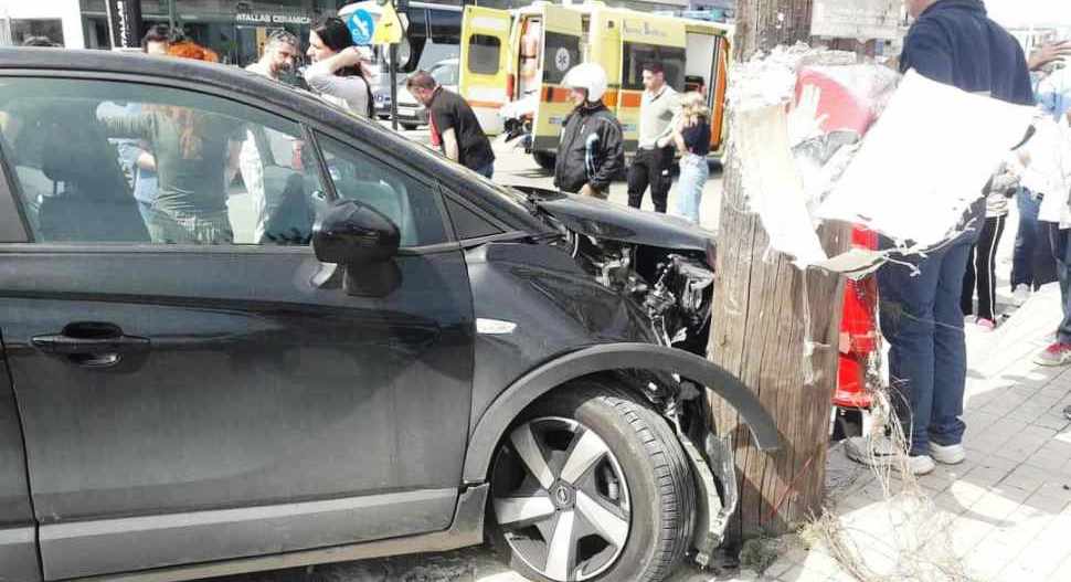 Πάτρα: Νέο τροχαίο με εμπλοκή ποδηλάτη, στην καρμανιόλα της Αρέθα - ΙΧ "στούκαρε" σε κολόνα! (ΦΩΤΟ)