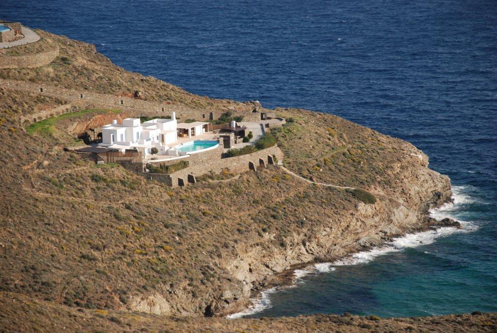 O Γιάννος Παπαντωνίου πουλάει τη βίλα του στη Σύρο