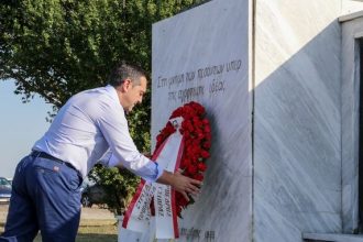 Στεφάνι στο μνημείο του αγρότη στο Κιλελέρ κατέθεσε ο Τσίπρας – Τι του χάρισαν
