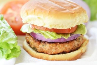 Cheat day: Απολαύστε ένα burger με μπιφτέκι σολομού