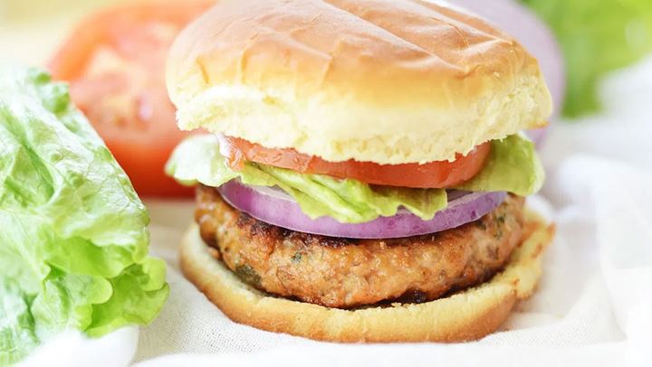 Cheat day: Απολαύστε ένα burger με μπιφτέκι σολομού