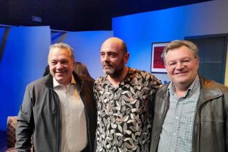 Χαλαρή έξοδο στο θέατρο για τον Κώστα Σβόλη