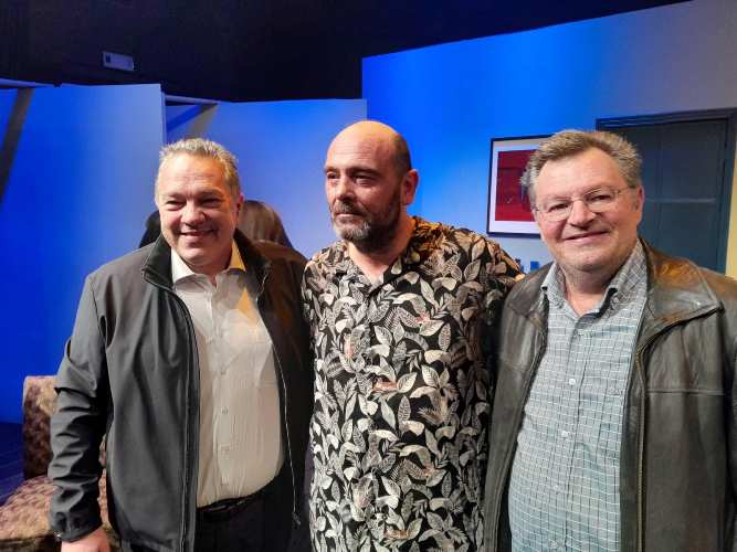 Χαλαρή έξοδο στο θέατρο για τον Κώστα Σβόλη