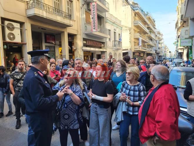 Πάτρα: Έκρυθμη η κατάσταση μετά την κατάληψη του Δημαρχείου και τους ξυλοδαρμούς συμβασιούχων - "Έκοψε" η ΕΛ.ΑΣ. νέα πορεία που επιχειρήθηκε - ΦΩΤΟ, ΒΙΝΤΕΟ