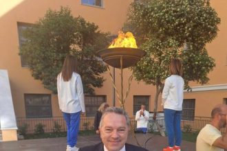 Ο Κώστας Σβόλης στην άφιξη της Ολυμπιακής Φλόγας- "Συμβολίζει τη ζωή"