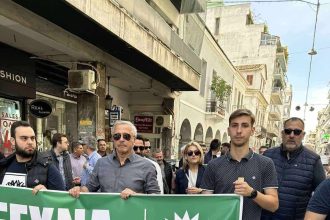 Ο υπουργός κρατούσε το πανό