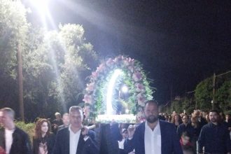 Ο Βασίλης Αϊβαλής μετέφερε τον Επιτάφιο ΦΩΤΟ