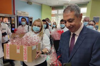 Δώρα και ευχές στο "Καραμανδάνειο" Νοσοκομείο Παίδων - ΦΩΤΟ