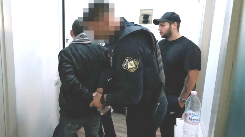 Πώς παγίδευσαν τον 43χρονο που ήρθε από την Πάτρα για να βρεθεί με ανήλικη - Τον περίμεναν μαζί με την Αστυνομία - Η στιγμή της σύλληψης on camera!