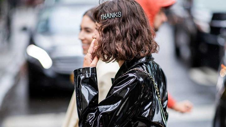 Τα logo hair clips είναι η τελευταία λέξης της μόδας!