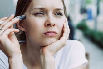 Να γιατί δεν πρέπει ποτέ να βάζεις το στυλό στα μαλλιά σου - Ειδικά αν είσαι ξανθιά