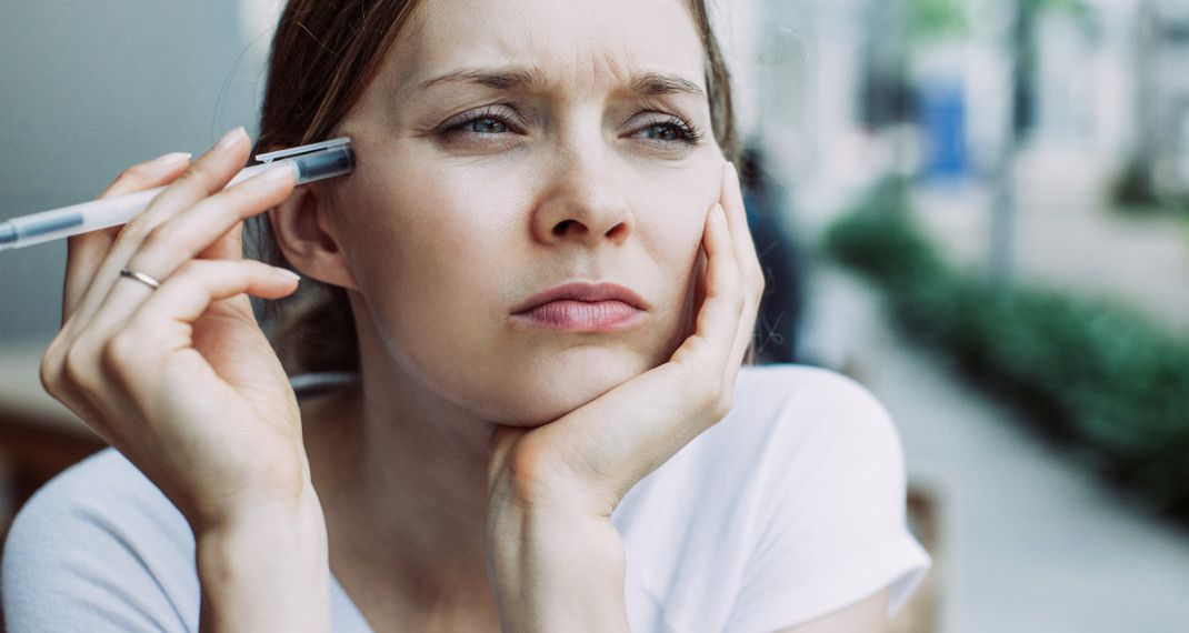 Να γιατί δεν πρέπει ποτέ να βάζεις το στυλό στα μαλλιά σου - Ειδικά αν είσαι ξανθιά