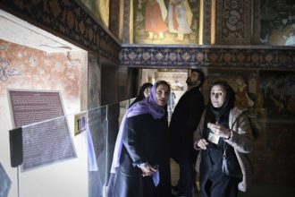 Η Μπέτυ Μπαζιάνα με μαντήλα στο Ιράν