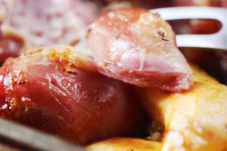 Μπούτι χοιρινό στο φούρνο για 3 ώρες